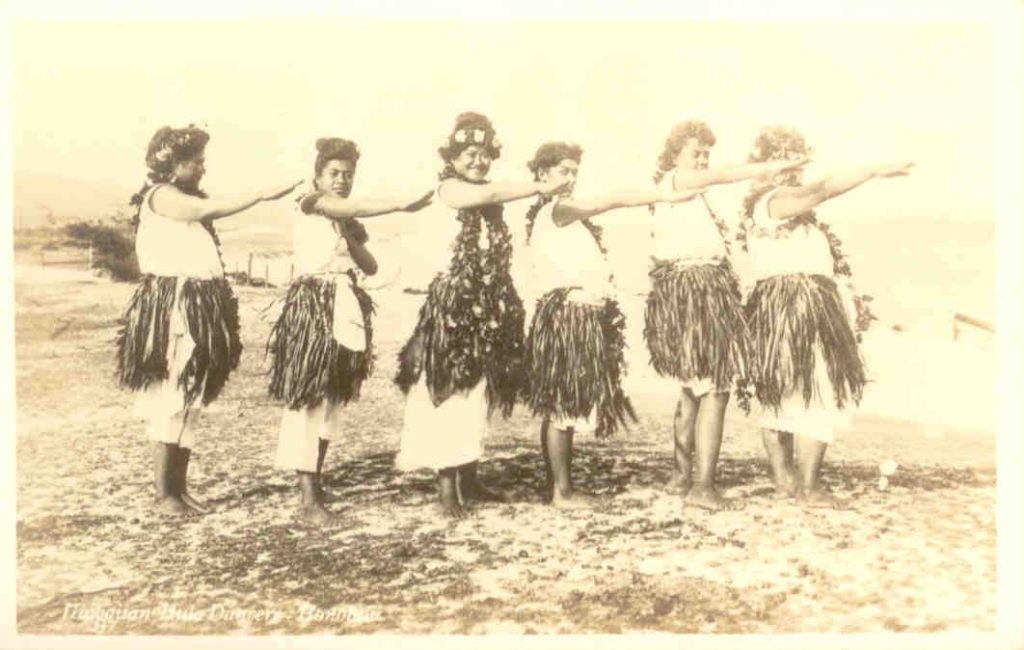 Honolulu, hula dancers
