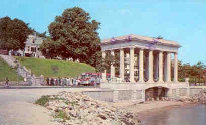 Plymouth, Portico over Plymouth Rock