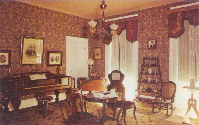 Watertown, Parlor in the Octagon House