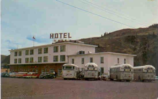 Cache Creek (BC), Hotel Oasis and busses