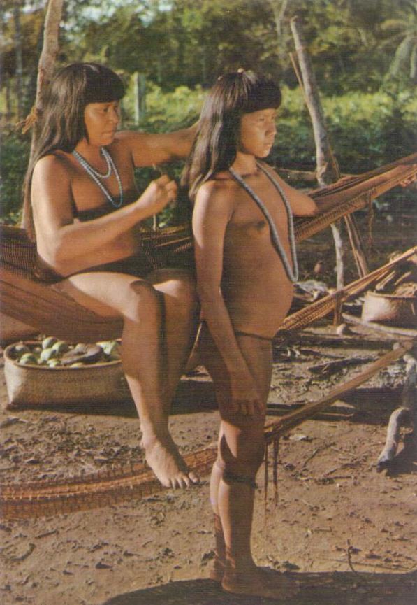 Iaualapiti young girls on the Tuatuari River