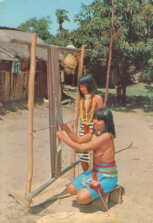 Indigenas Tejiendo
