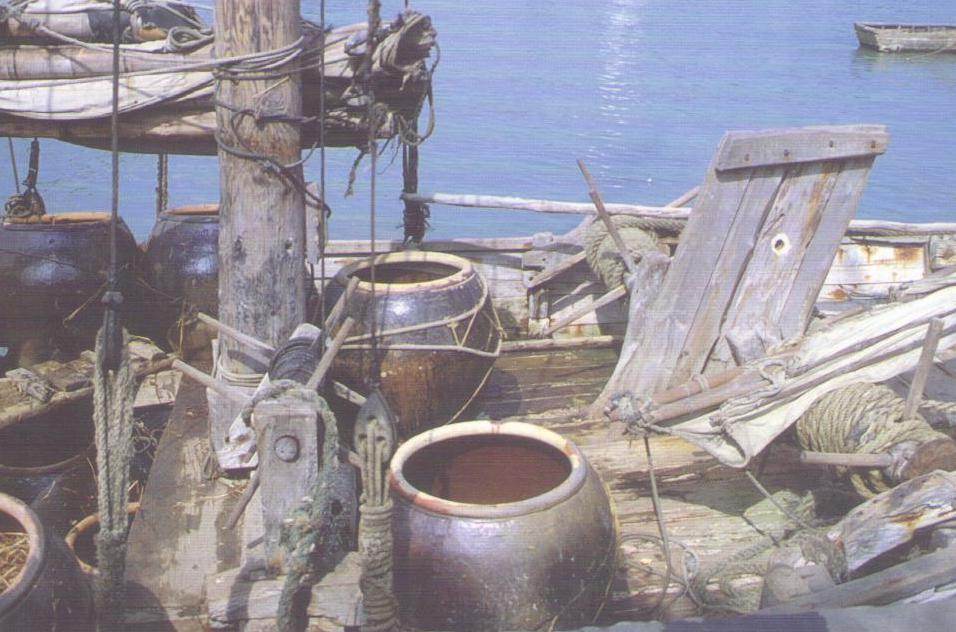 Carriage in stoneware jars