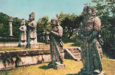 Four large statues (Kongmin)