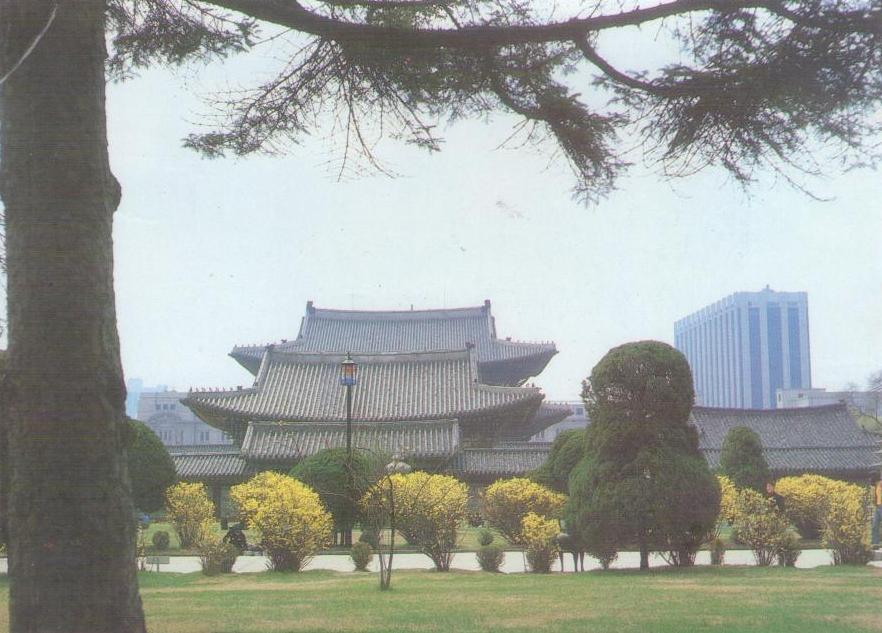 A rear garden of Kunjongjon Hall