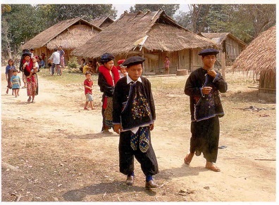 Northern Laos, Yao village en promenade