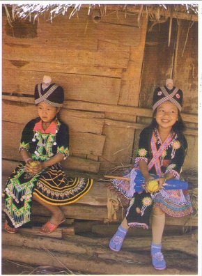 Nord Laos Xieng Khouang:  Fillettes Hmong Kao (Blanc)