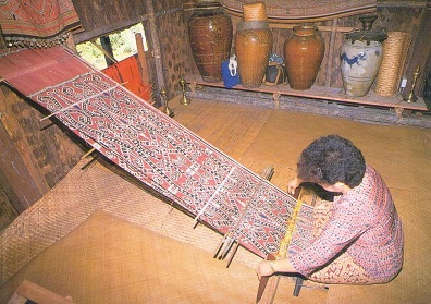 Iban lady weaving a “Pua Kumbu”