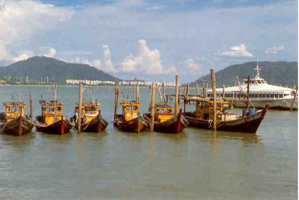 Pangkor, idle fishing boats (Malaysia)