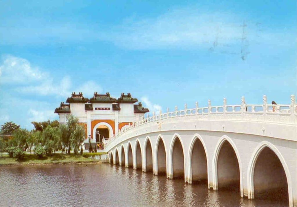 Multi-arch bridge, leading to Palace, Chinese Gardens, Jurong