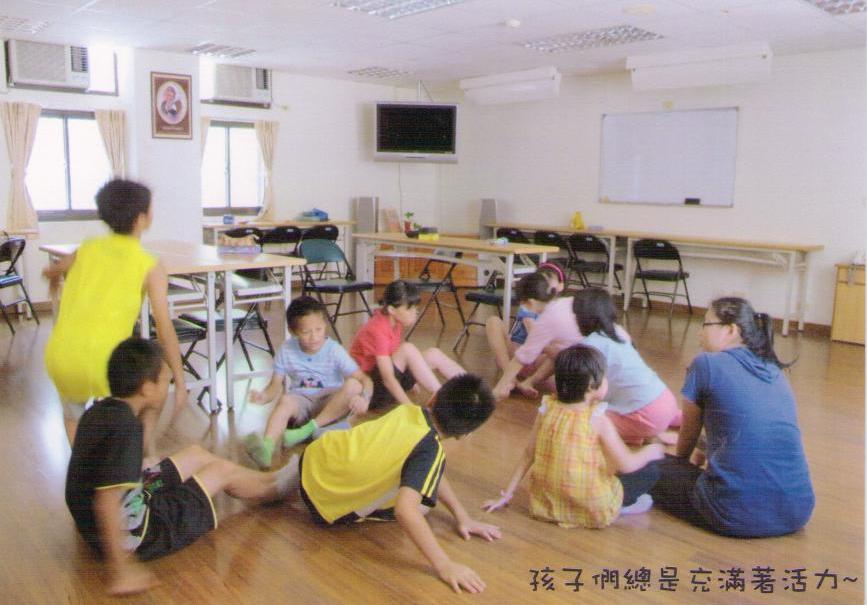 Tunghai University, small group playing indoors