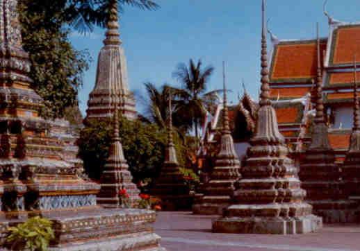 Bangkok, Wat Pho, mosaic-encrusted stupas