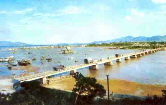 Nha Trang, Xom Bong Bridge