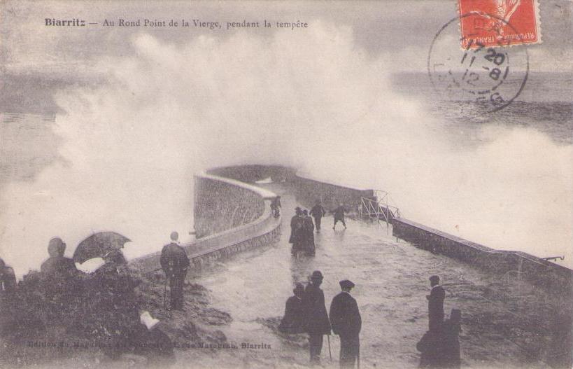 Biarritz – Au Rond Point de la Vierge, pendant la tempete