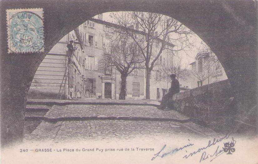 Grasse – La Place du Grand Puy prise rue de la Traverse