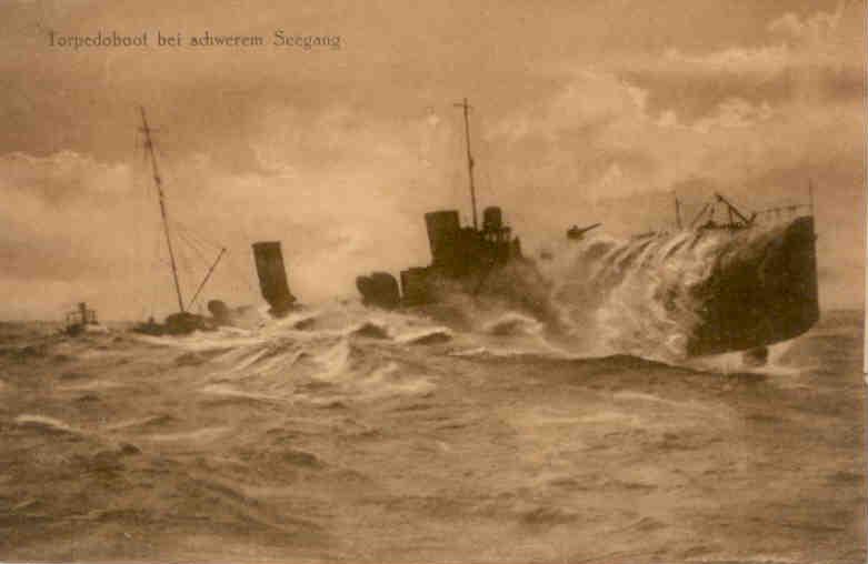 Torpedoboot bei schwerem Seegang