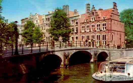 Amsterdam, O.Z. Voorburgwal met Huis a.d. drie Grachten