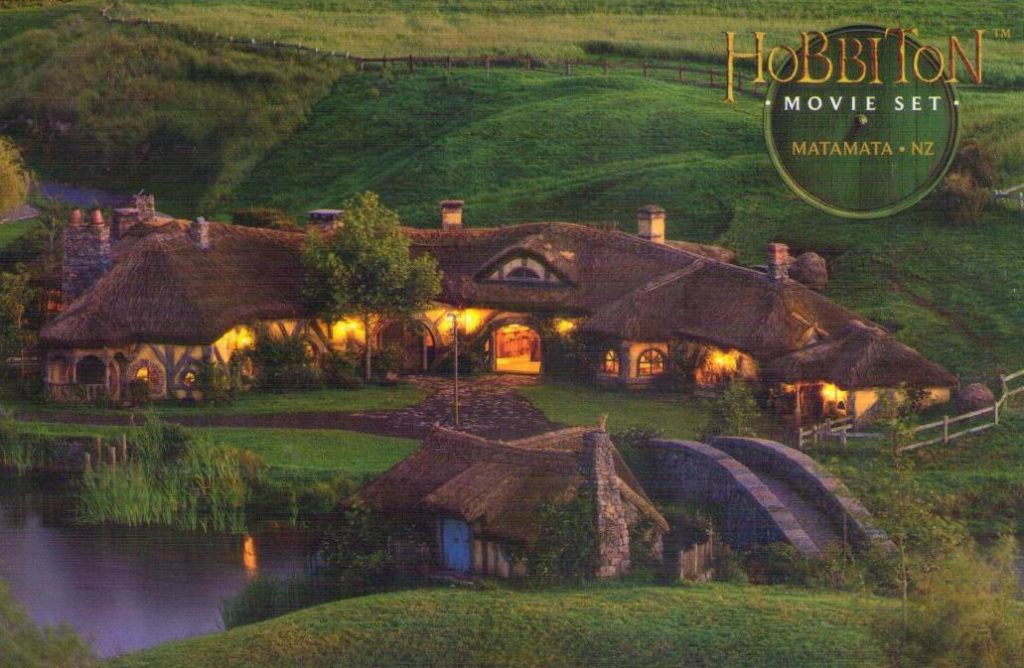 Hobbiton Movie Set, long row of houses, Matamata (New Zealand)