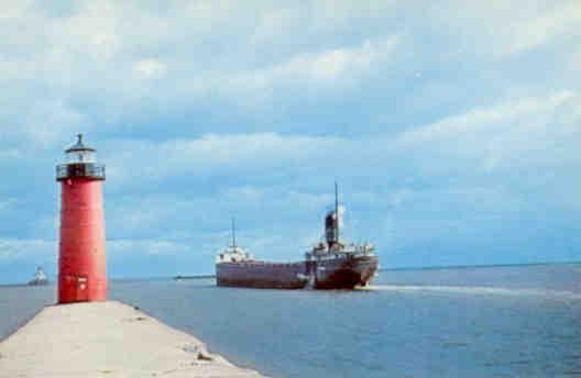 Entrance to Milwaukee Harbor (Wisconsin, USA)