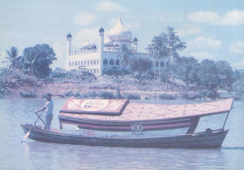 Sarawak River, sampan and State Mosque (East Malaysia)
