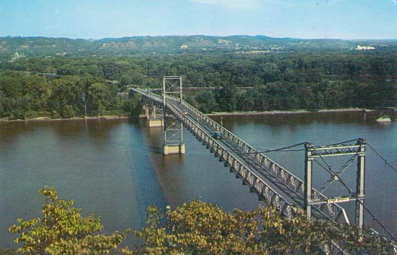 Suspension Bridge over the Mississippi River (USA)