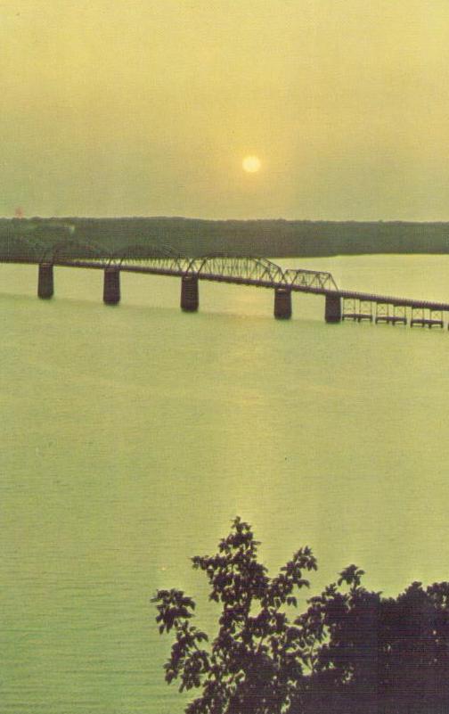 Sunset on Kentucky Lake (USA)