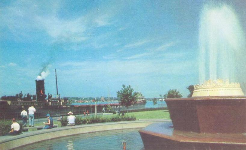 Sault Ste. Marie, Ore Boat and Fountain in Lower Park (Michigan, USA)