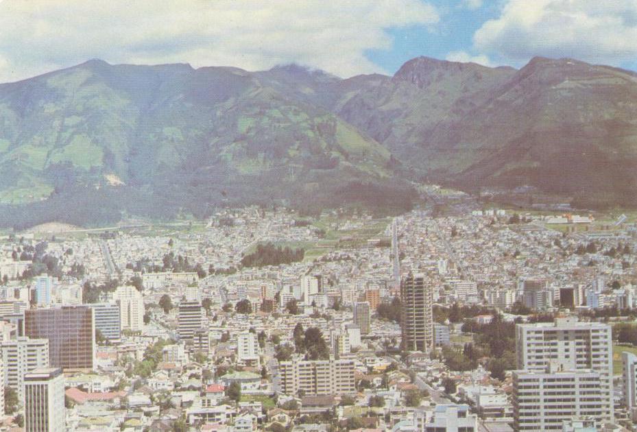 Vista parcial de El Pichincha 4,843m, y de Quito (Ecuador)