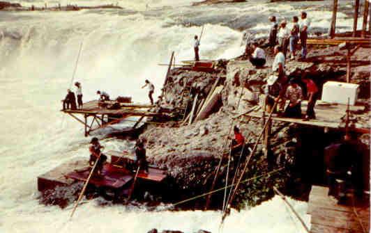 Celilo Falls, Indians netting fish (Oregon-Washington, USA)