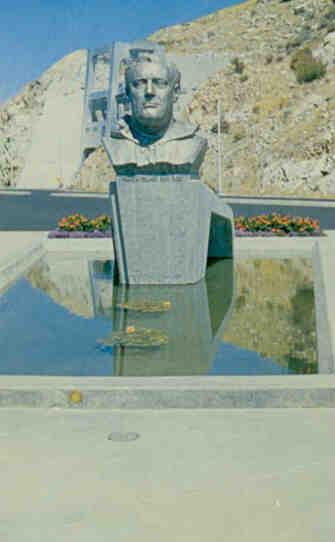 Roosevelt Monument at Grand Coulee Dam (Washington, USA)