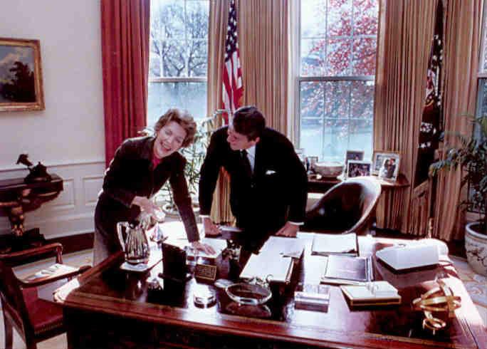 Reagans in Oval Office