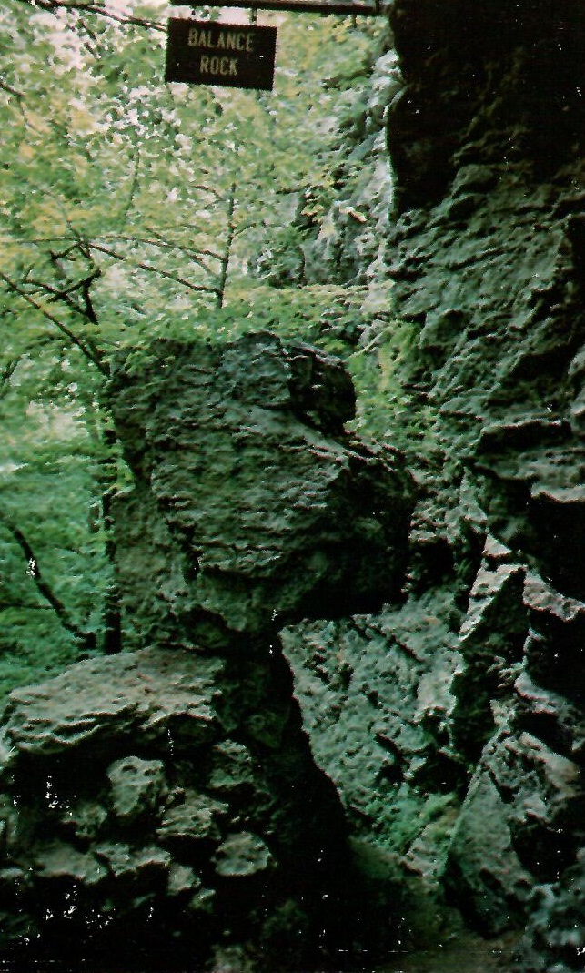 Maquoketa Caves State Park, 17 Ton Balanced Rock (Iowa, USA)