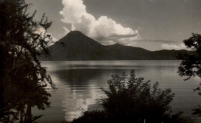 Lago de Atitlan y Volcan San Pedro