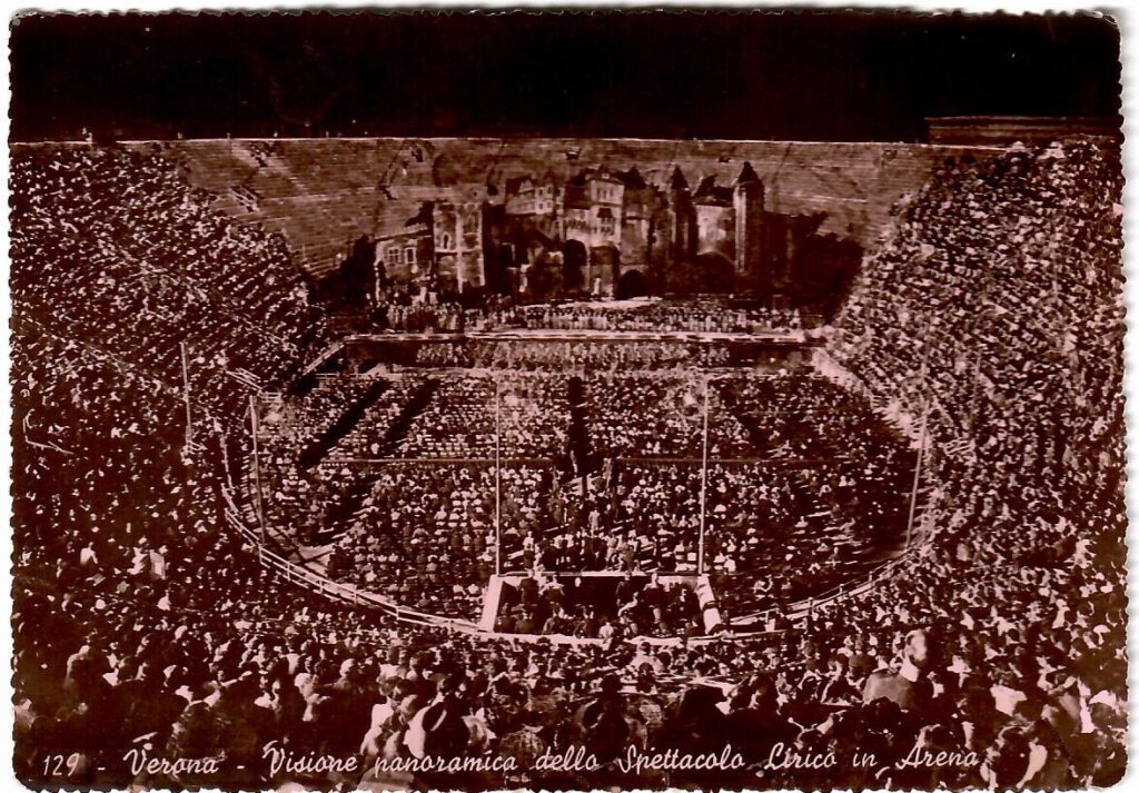 Verona, Visione panoramica della Spettacolo Lirico in Arena (Italy)
