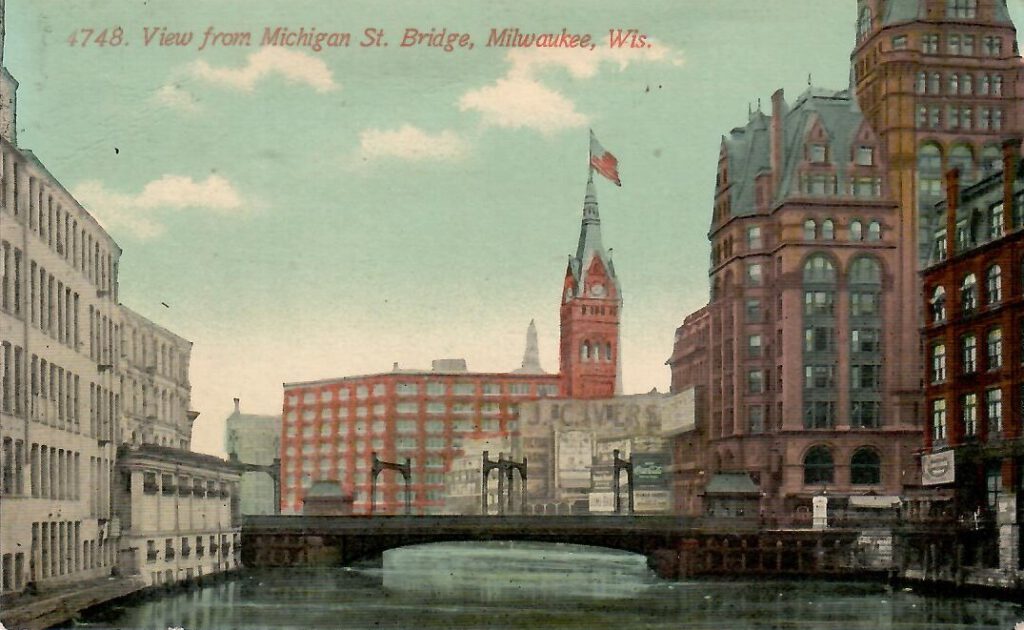 Milwaukee, View from Michigan St. Bridge (Wisconsin, USA)