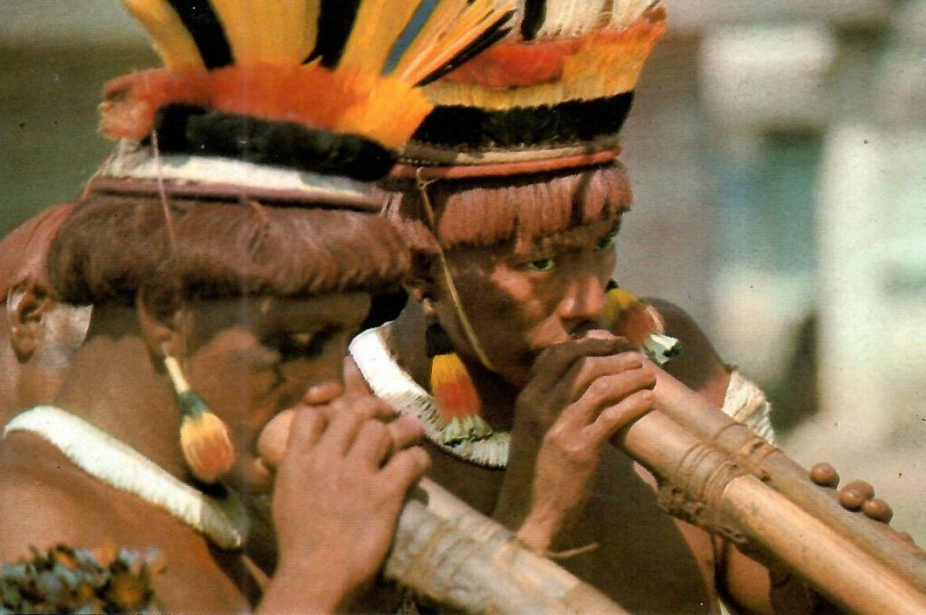 Indios do Brasil:  Kamayura, flautas chamadas (Brazil)