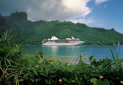 Cooke Bay, Moorea, m/s Paul Gaugin